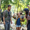 Familie wandert in der Natur - Zeckenschutz und FSME-Vorsorge